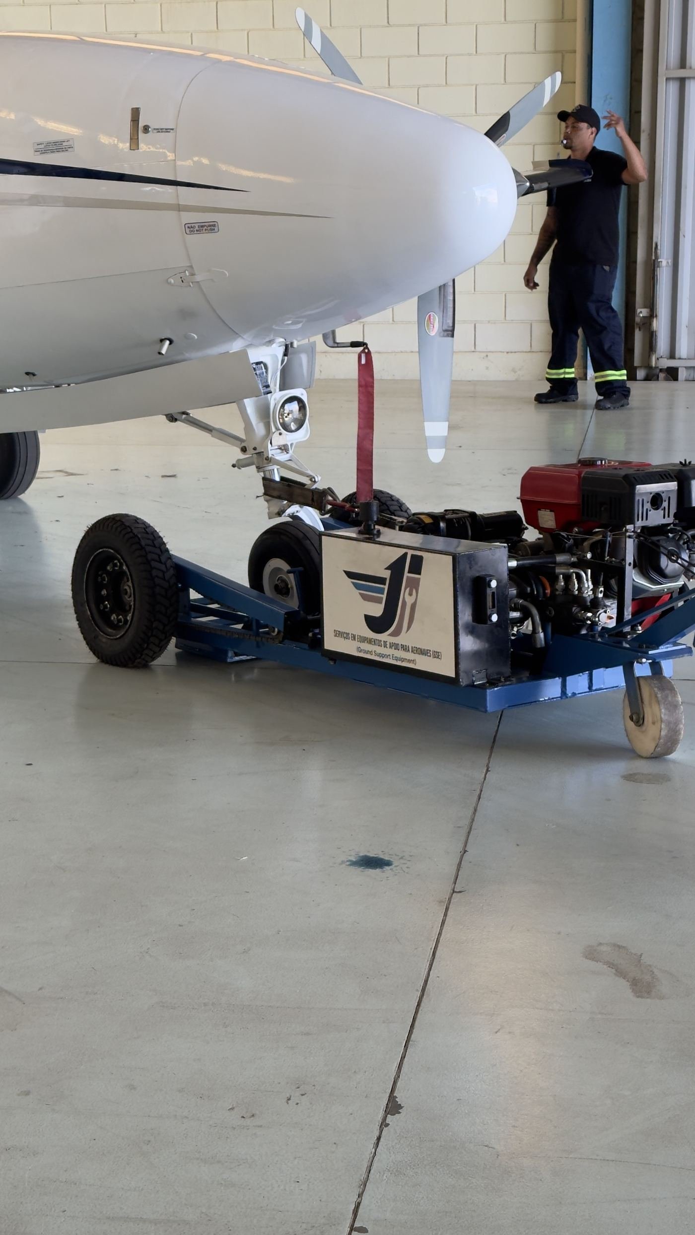 Detalhe do motor e chassi do rebocador de pushback JI